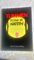 Tummen tittar på natten