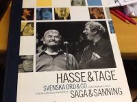 Hasse & Tage : Svenska ord & co : saga & sanning. Med CD längst bak