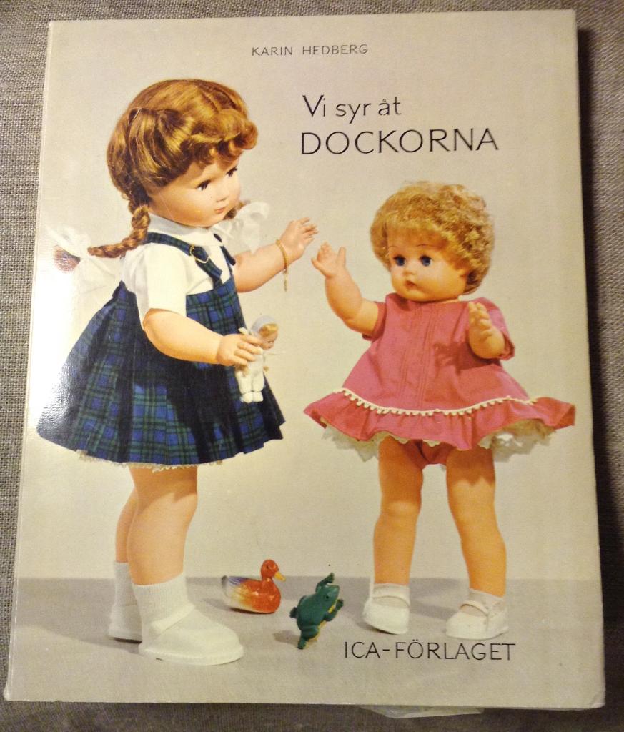 Vi syr åt dockorna